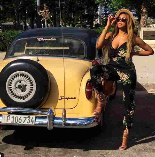 Hamı onu Beyons bilib şəkil çəkdirir -  FOTOLAR